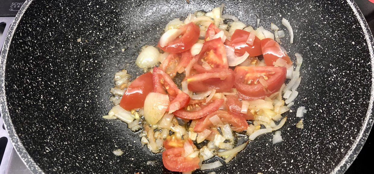 Baingan Bharta zwiebeln und tomaten