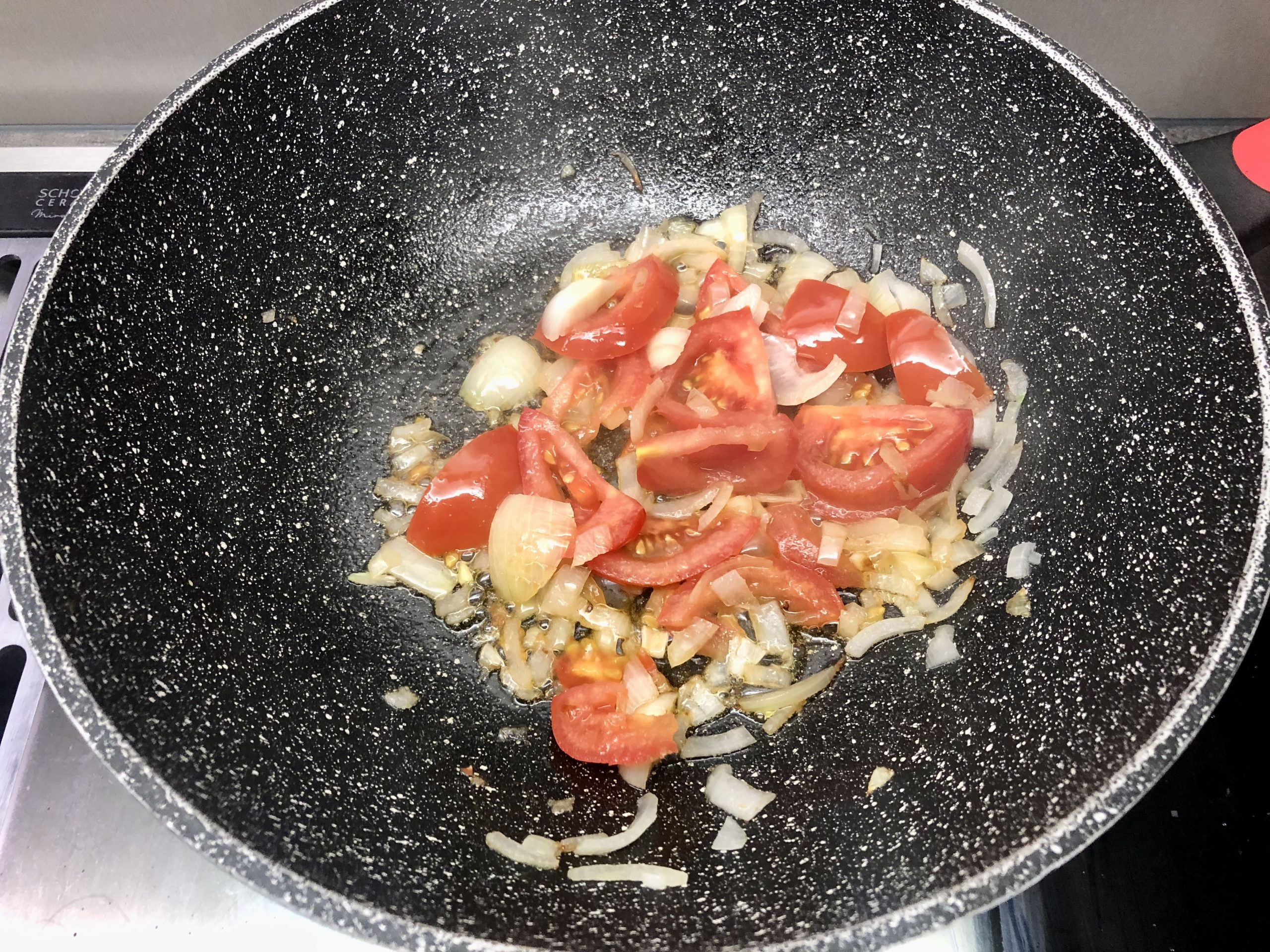 Baingan Bharta zwiebeln und tomaten