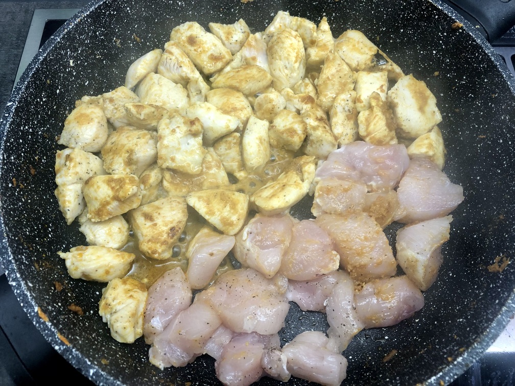 Einfaches Chicken Curry Rezept beginnen des Bratens