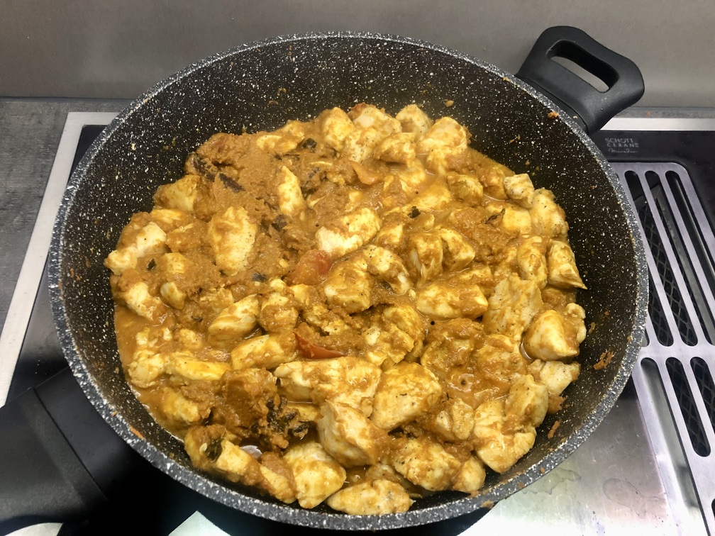 Einfaches Chicken Curry Rezept fast fertig