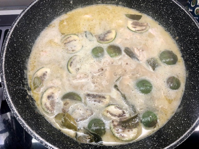 Thai Green Chicken Curry blasen in pfanne